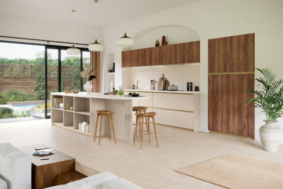 Cuisine de style toscan avec marbre, bois nobles et finitions dorées